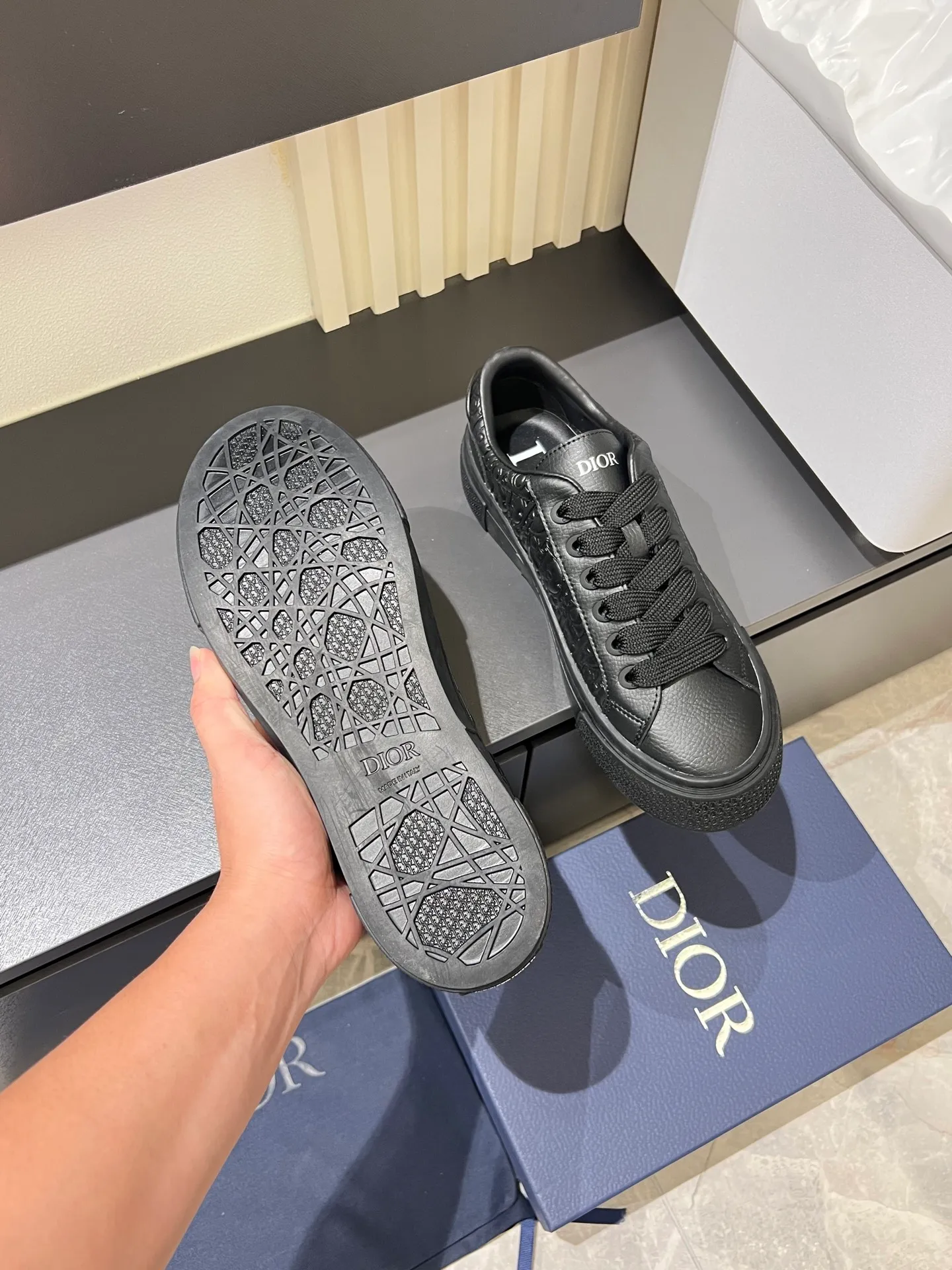 p440 DIOR* Dior B33 sneakers, brown and cream-white jacquard fabric with brown high mercerized suede upper, new for fall 2025, reinterpretation of classic tennis shoes, with a stylish silhouette that highlights a thick feel. Crafted from brown and cream-white jacquard with Oblique print and suede panels, it features a distinctive padded tongue embossed with the Dior signature, wide blue mohair laces and brass eyelets with a matte brown finish. The cream-white Dior Oblique patterned rubber sole, enhanced by the contrasting Dior 30 Avenue Montaigne signature on the rear, adds a stylish edge to casual looks. Men's model 38-44 (45 is custom-made and cannot be returned or exchanged)